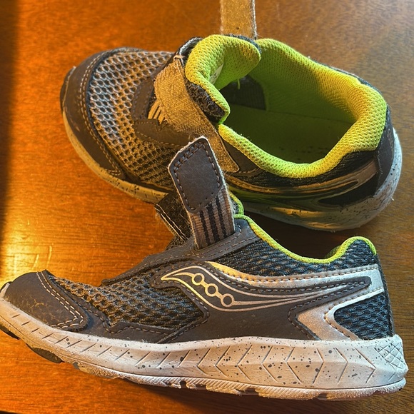 Saucony Ride 10 Jr sneakers size 8.5M Toddler size navy and green - Picture 2 of 6